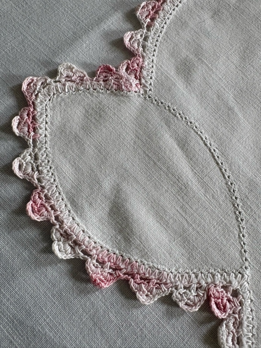 VTG hand-embroidered and crocheted table runner set with pink crocheted edge